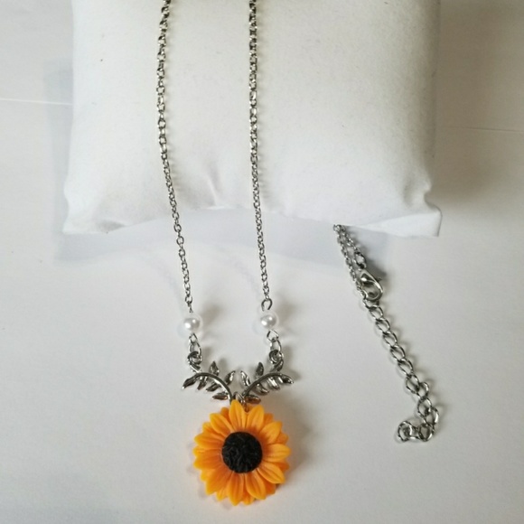 DELICATE SUNFLOWER PENDANT NECKLACE - Picture 5 of 8